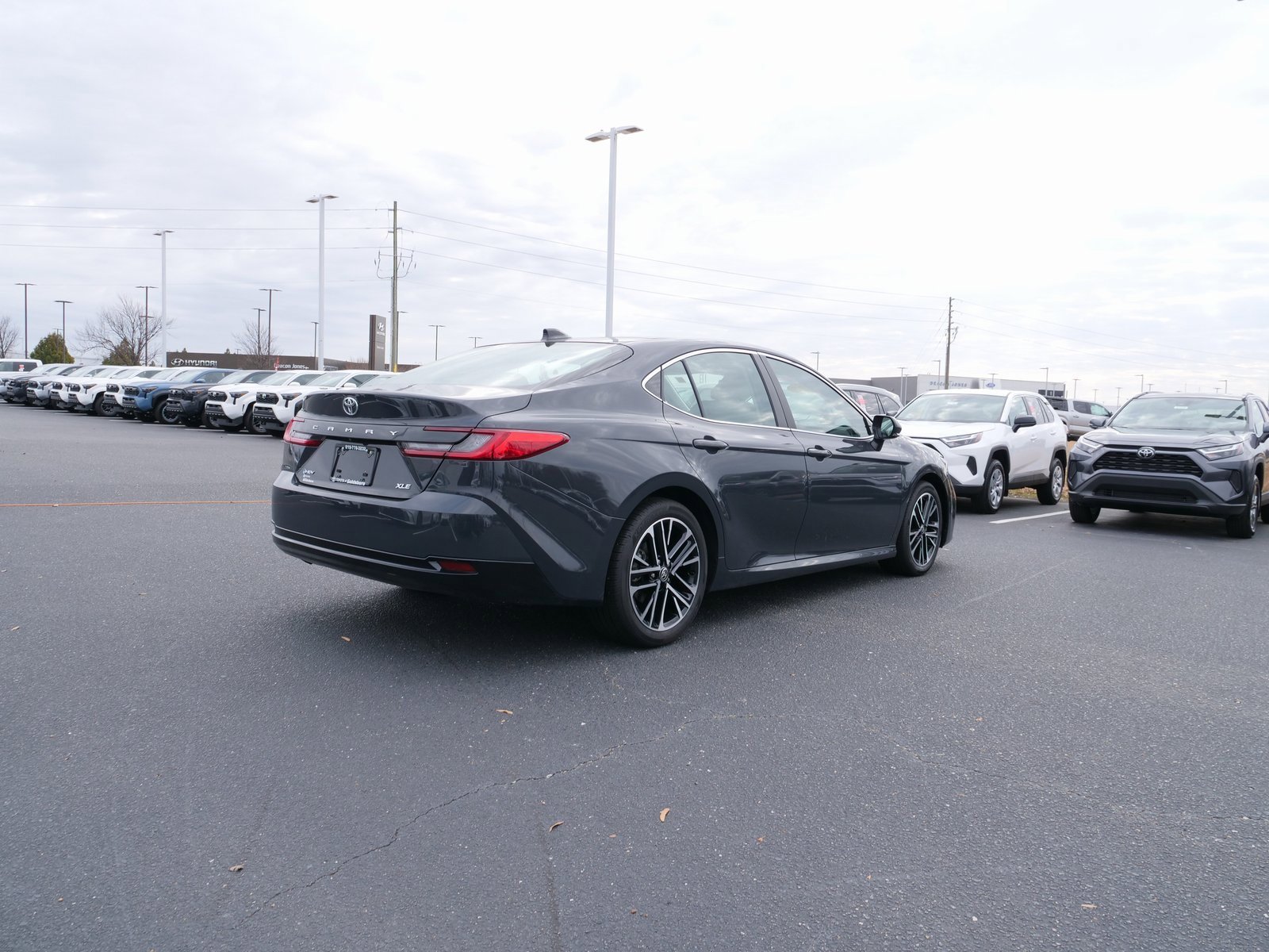 Used 2025 Toyota Camry XLE image 4