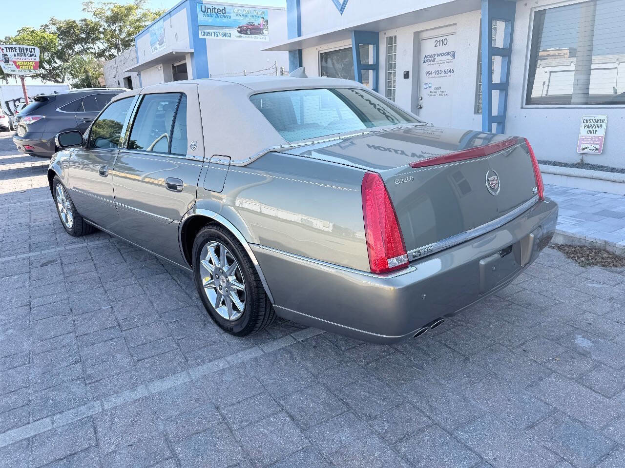 Used 2010 Cadillac DTS Luxury FWD image 6