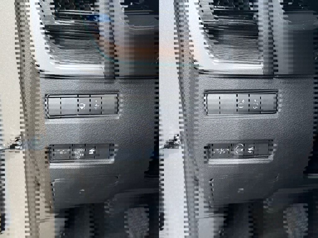 Used 2024 Nissan Rogue Platinum w/ Platinum Premium Package image 18