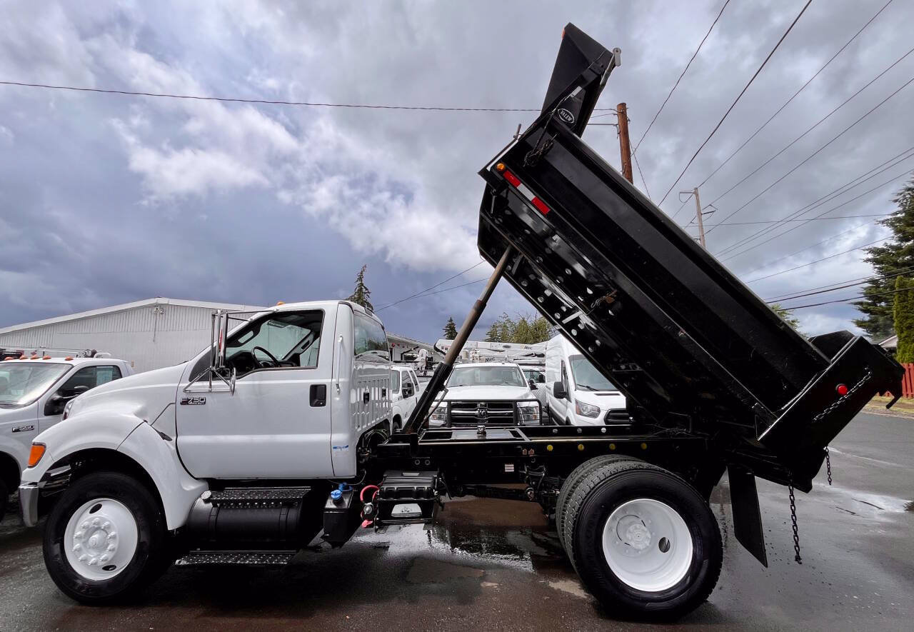 Used 2015 Ford F750 2WD Regular Cab Super Duty image 9