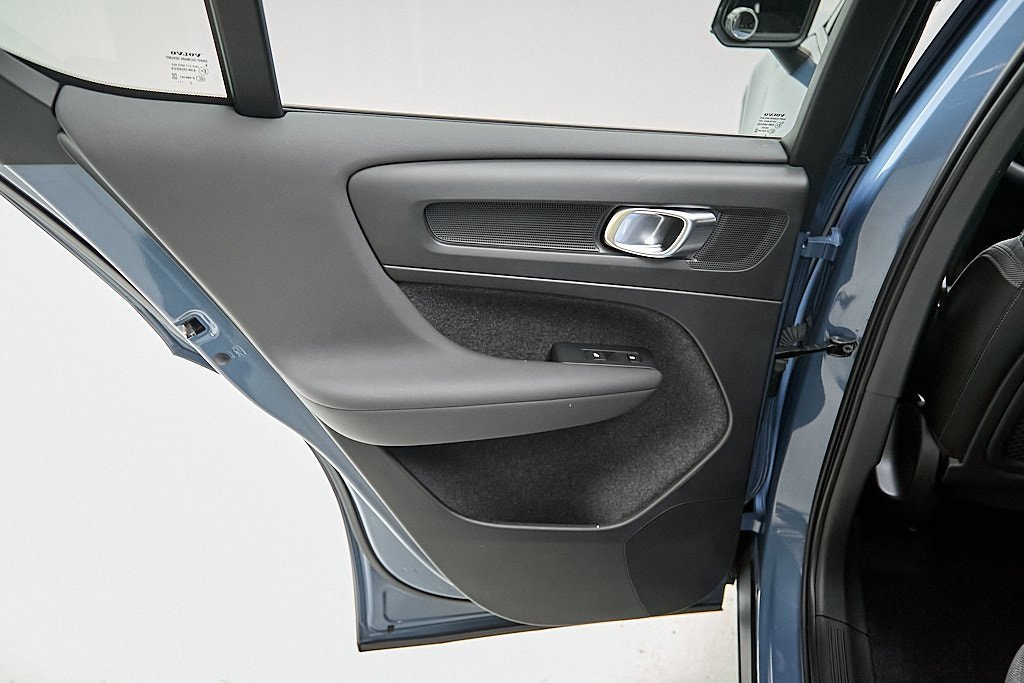 Certified 2023 Volvo C40 Recharge Core w/ Climate Package image 18