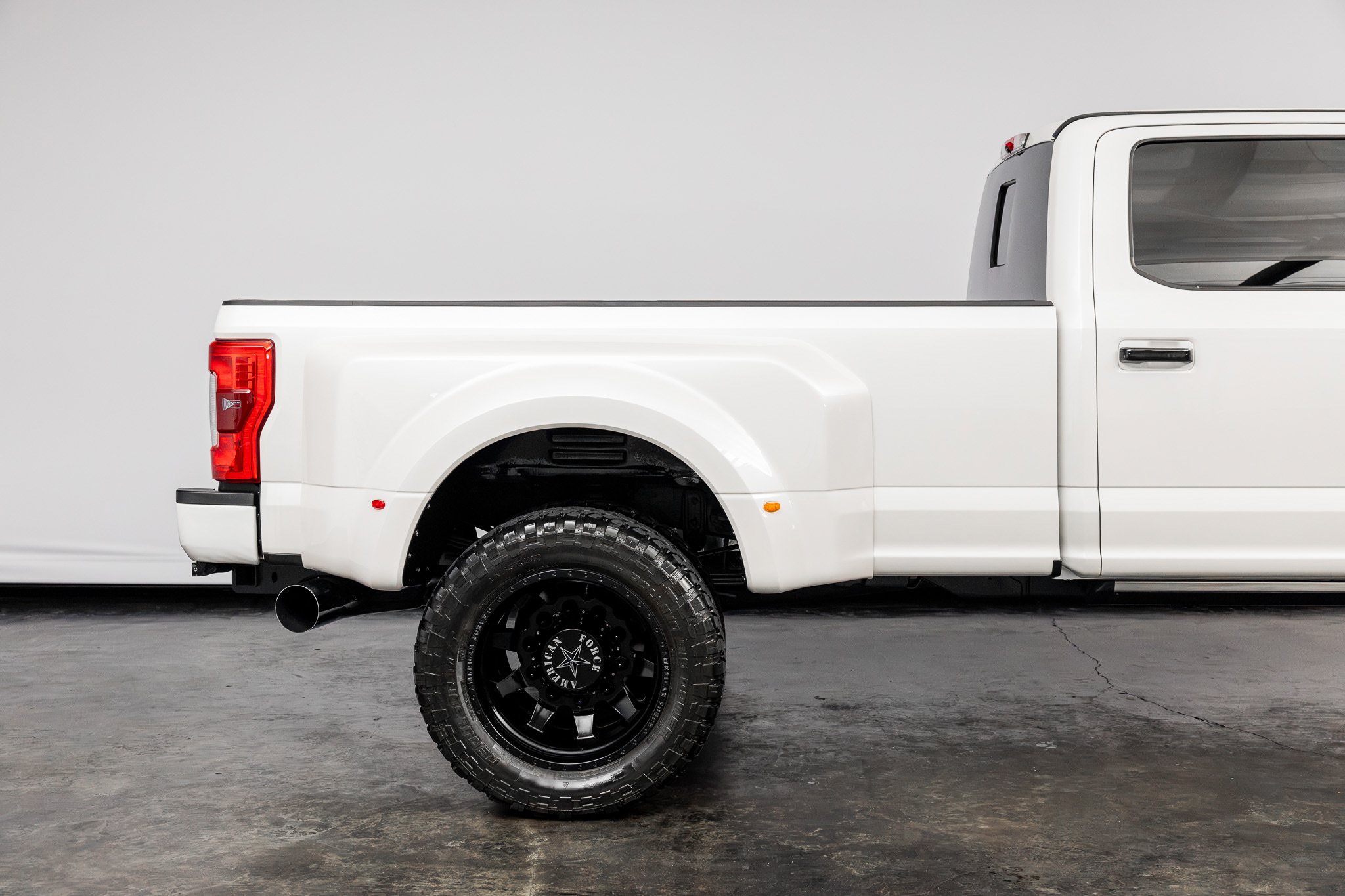 Used 2017 Ford F450 Platinum w/ Platinum Ultimate Package AWD/4WD image 25