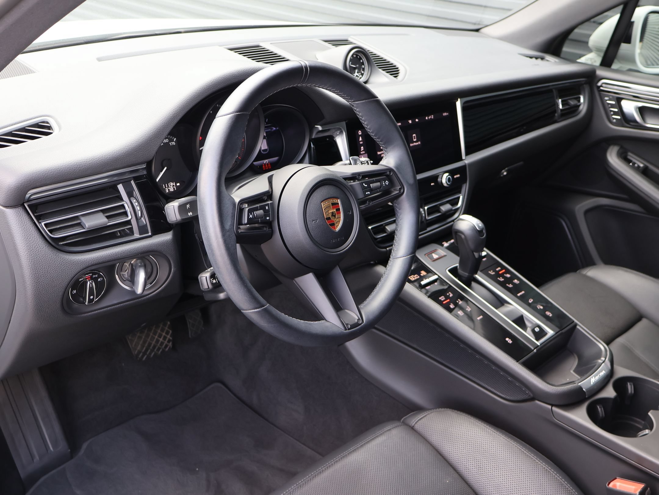 Certified 2023 Porsche Macan AWD/4WD image 4
