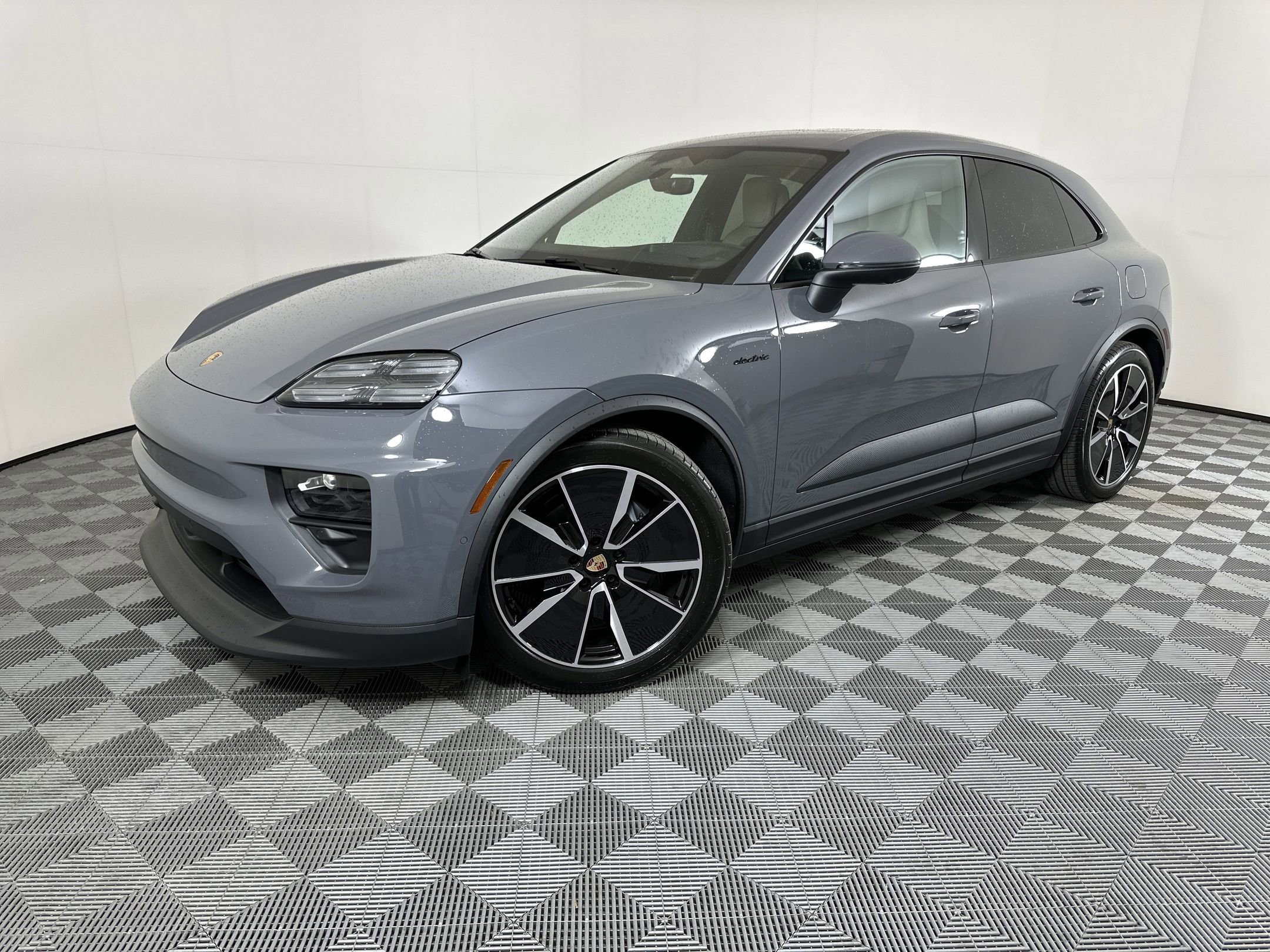 Used 2025 Porsche Macan 4 Electric image 1