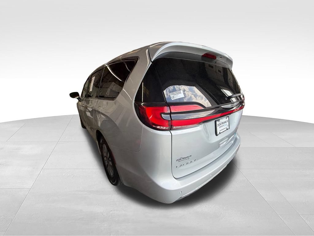 Used 2023 Chrysler Pacifica Touring-L FWD image 3