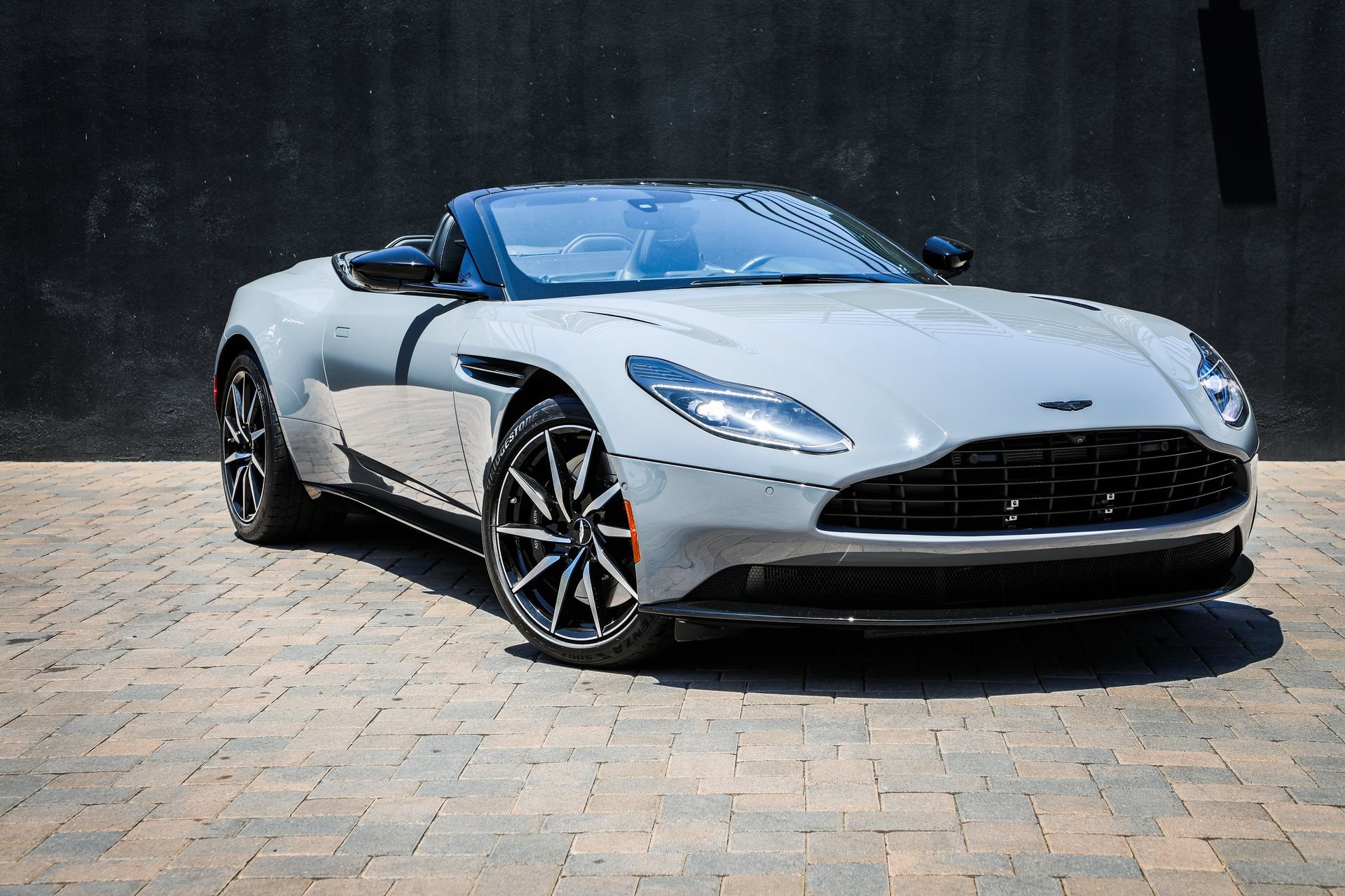 Used 2022 Aston Martin DB11 Volante RWD image 32