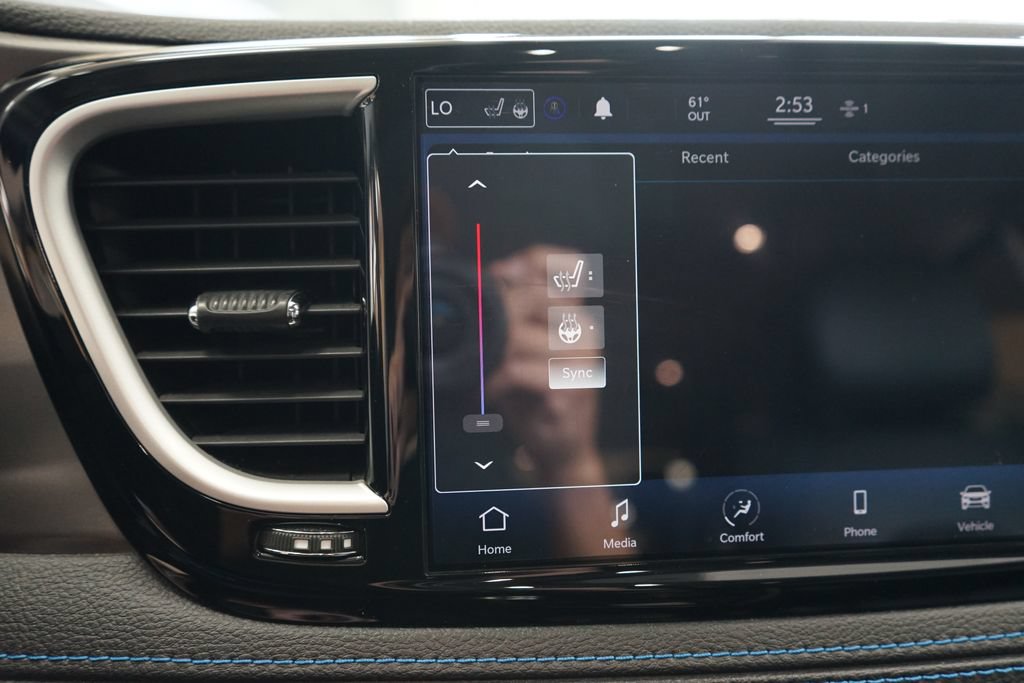 Used 2021 Chrysler Pacifica Touring-L w/ Uconnect Theater Family Group AWD/4WD image 40
