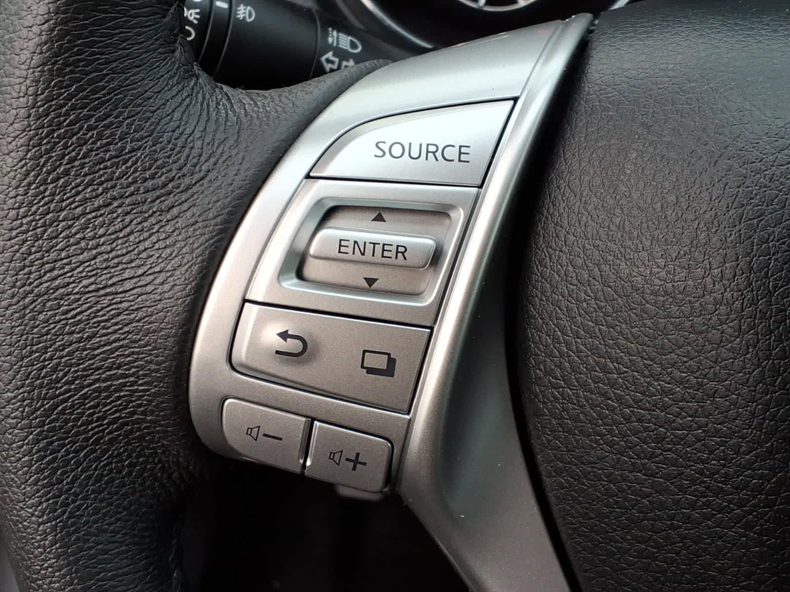Used 2016 Nissan Rogue SL w/ SL Premium Package FWD image 17