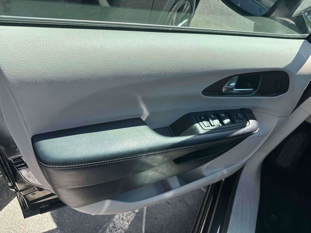 Used 2023 Chrysler Pacifica Touring-L FWD image 14