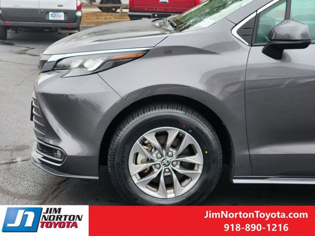 Used 2025 Toyota Sienna XLE image 8