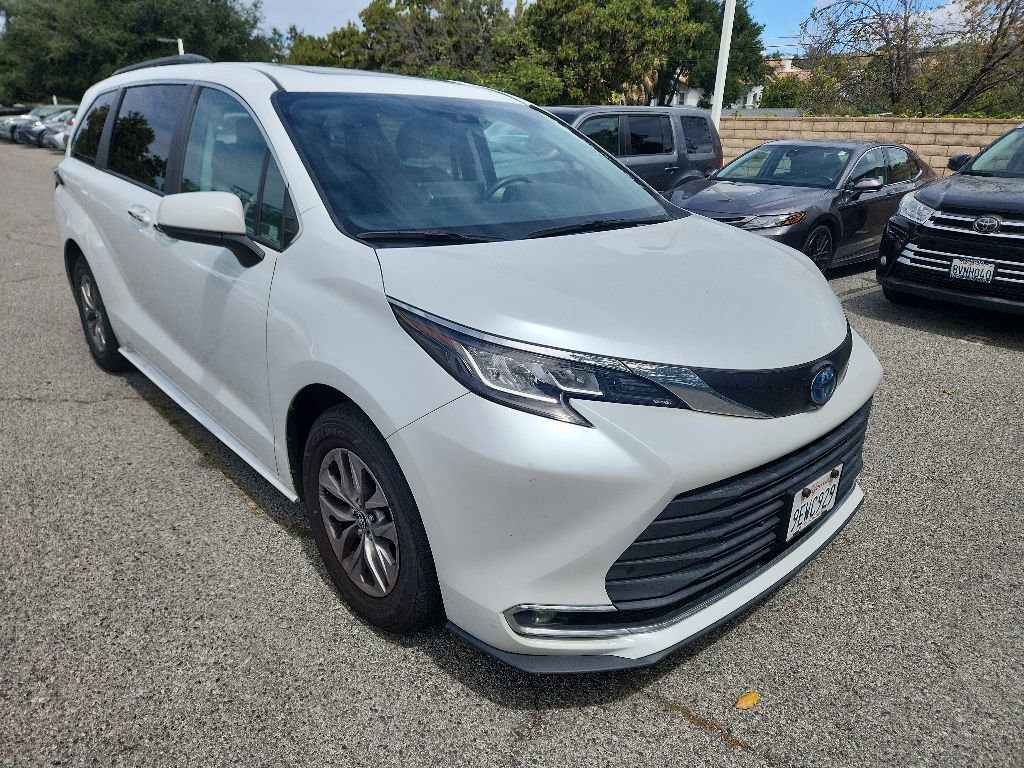 Used 2023 Toyota Sienna XLE FWD image 7