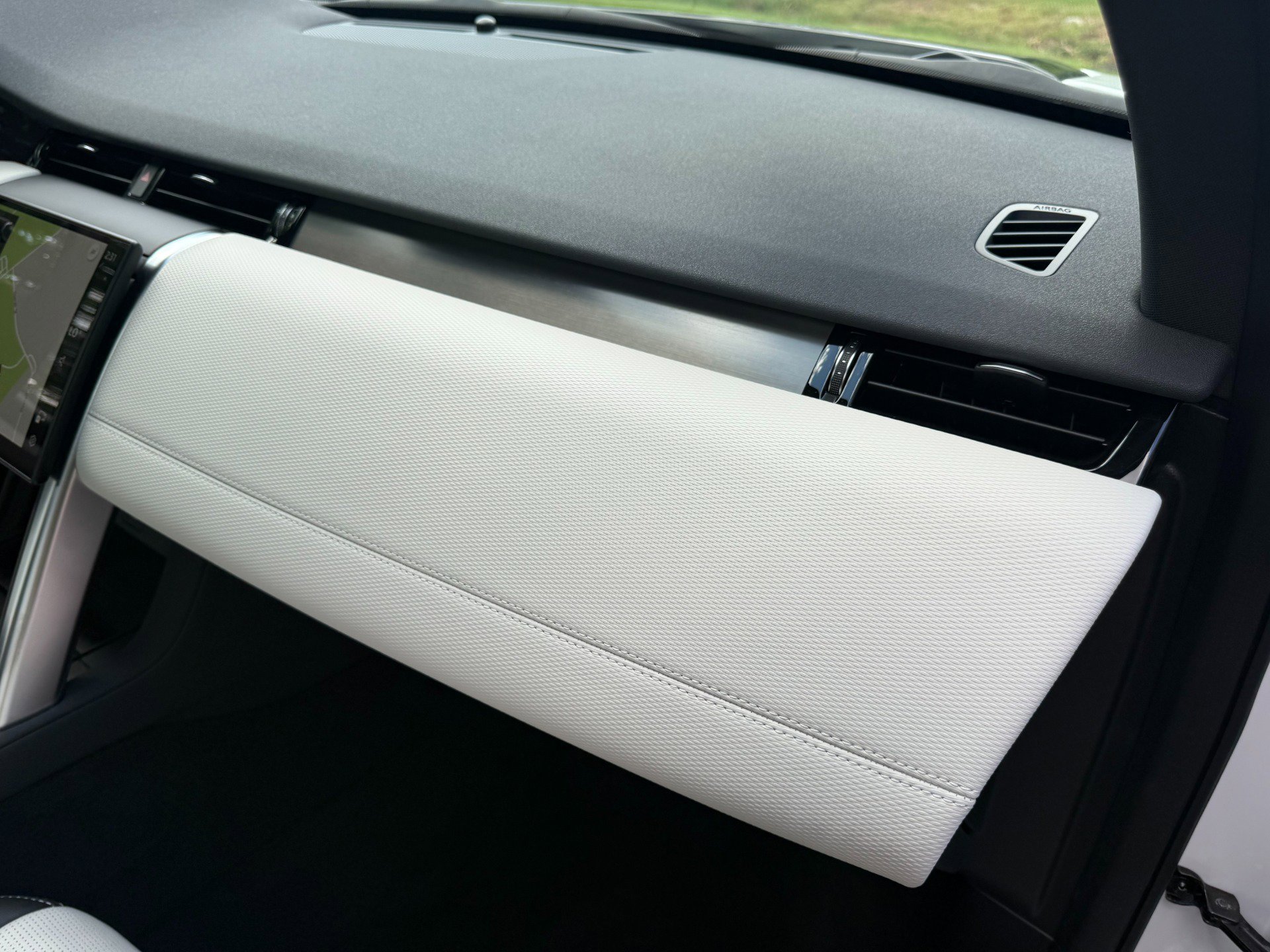 Used 2024 Land Rover Discovery Sport Dynamic SE image 13