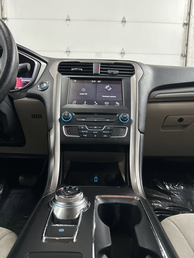 Used 2017 Ford Fusion SE w/ Fusion SE Technology Package image 24