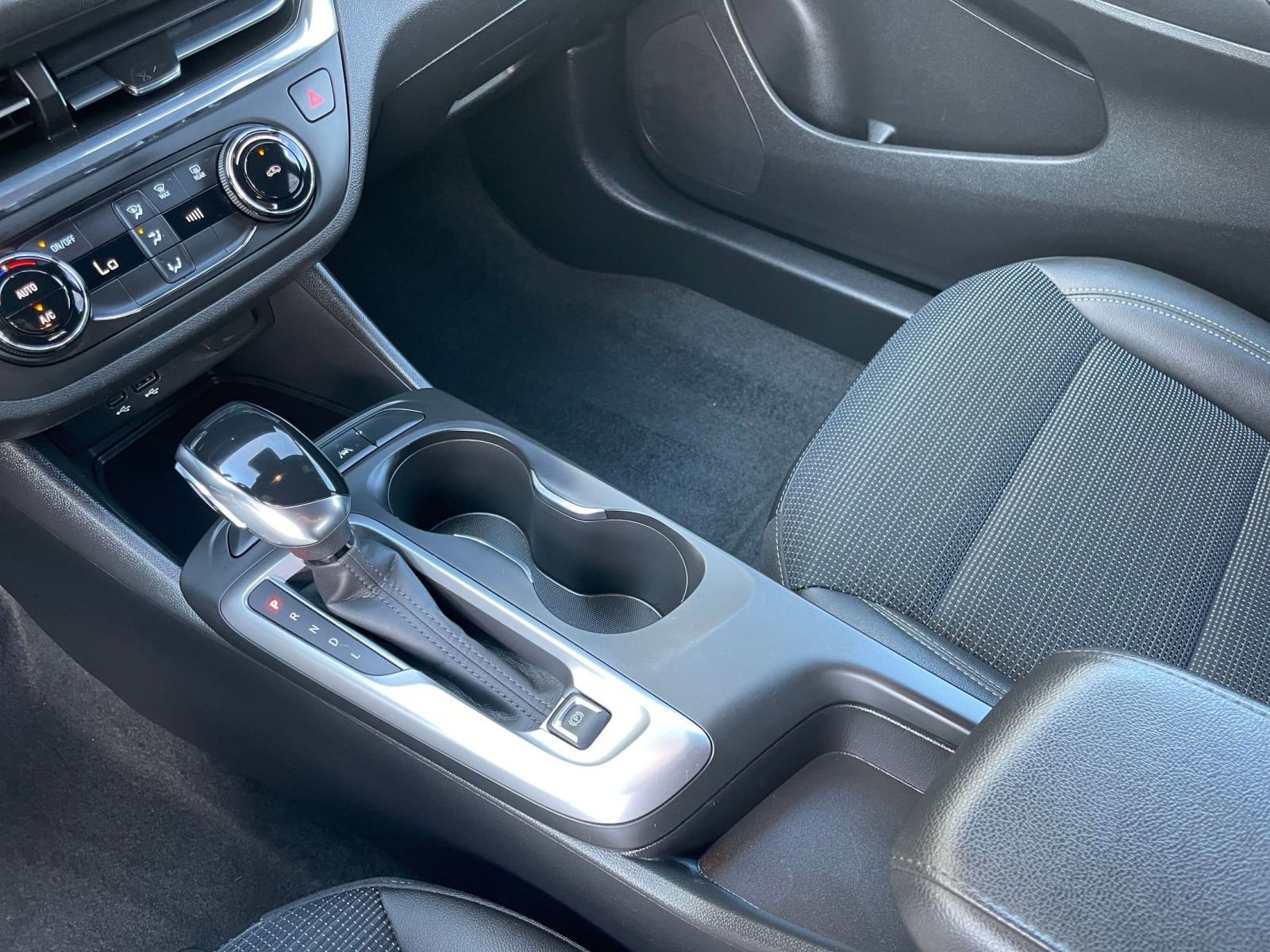 Used 2025 Buick Envista Preferred image 41