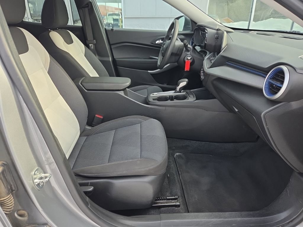 Used 2024 Chevrolet Trax LS image 28