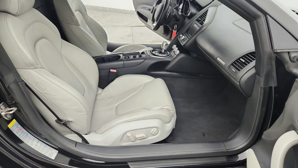 Used 2011 Audi R8 V10 w/ Enhanced Leather Pkg AWD/4WD image 33