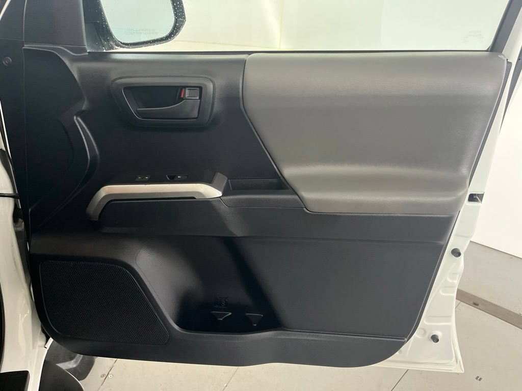 Used 2016 Toyota Tacoma SR5 AWD/4WD image 28