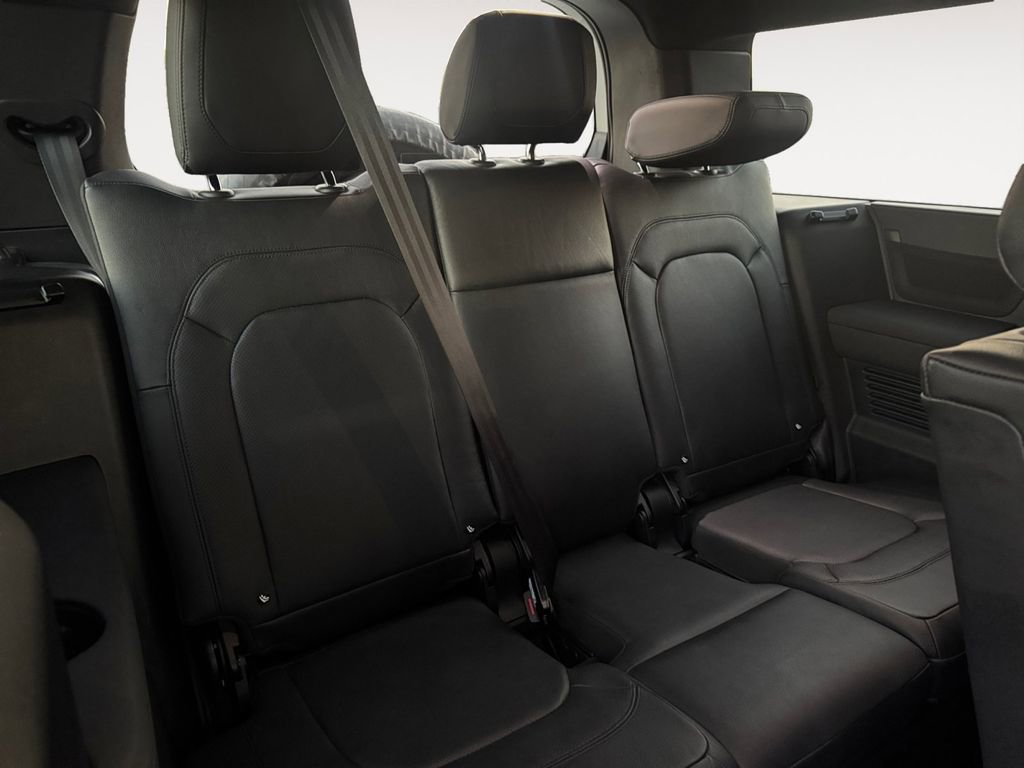 Used 2024 Land Rover Defender 130 X-Dynamic SE image 30