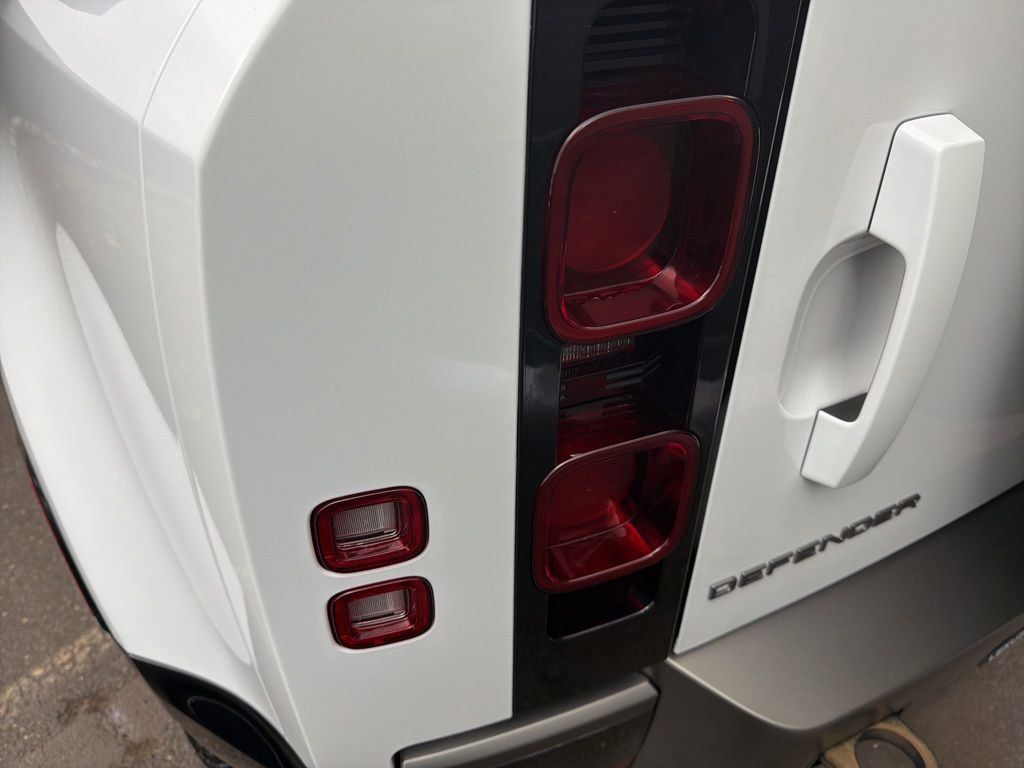 Used 2024 Land Rover Defender 110 X-Dynamic SE image 21