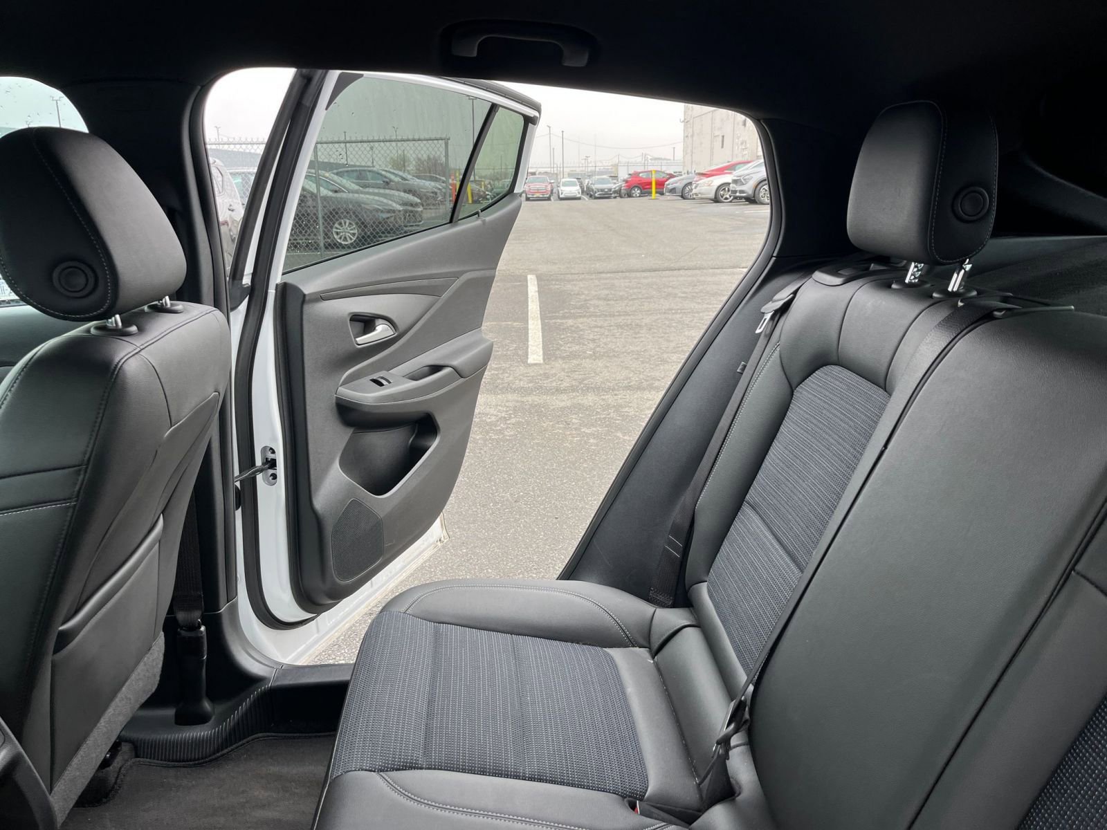 Used 2025 Buick Envista Preferred image 39