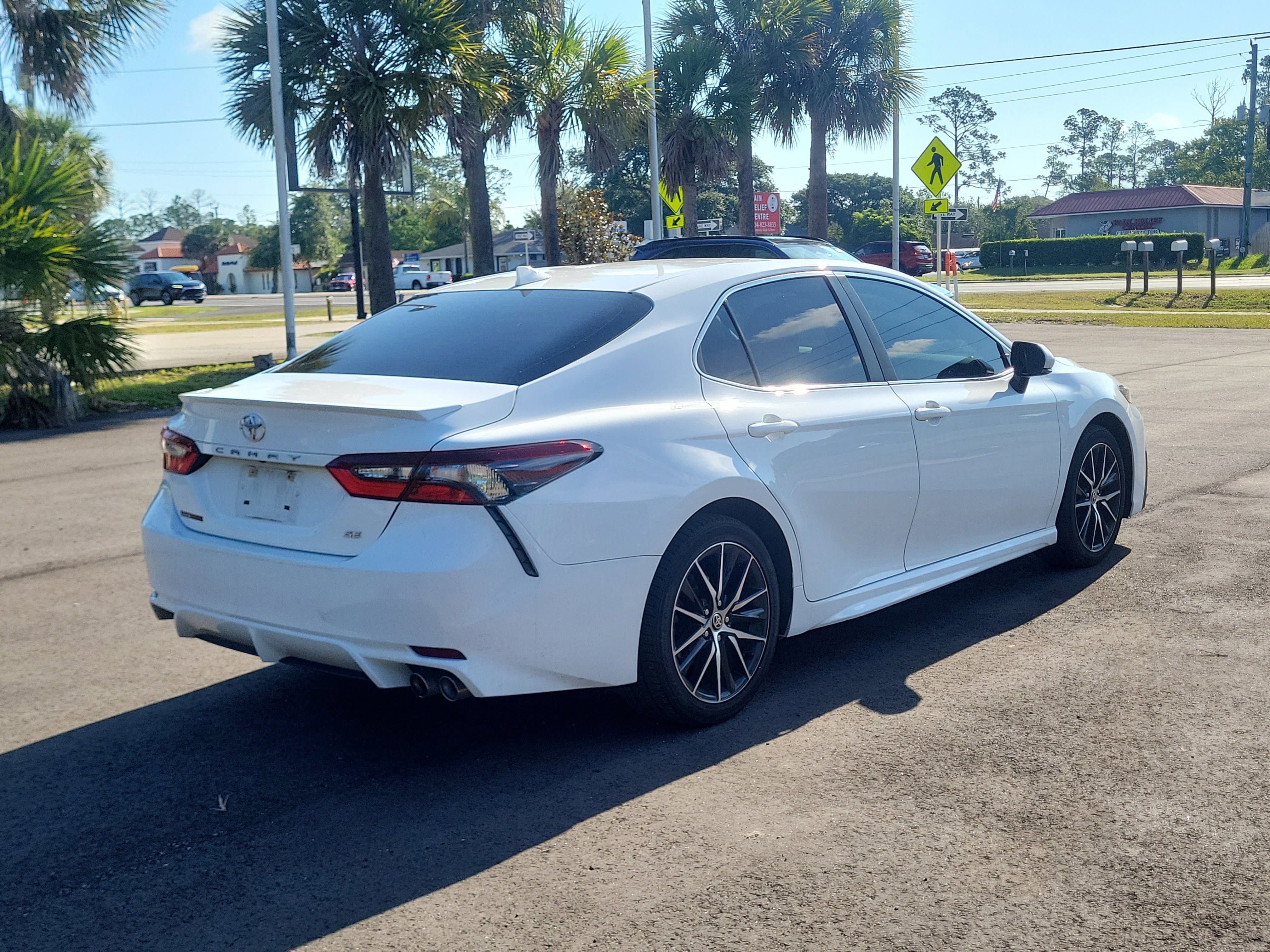 Used 2021 Toyota Camry SE w/ Audio Upgrade Package FWD image 6