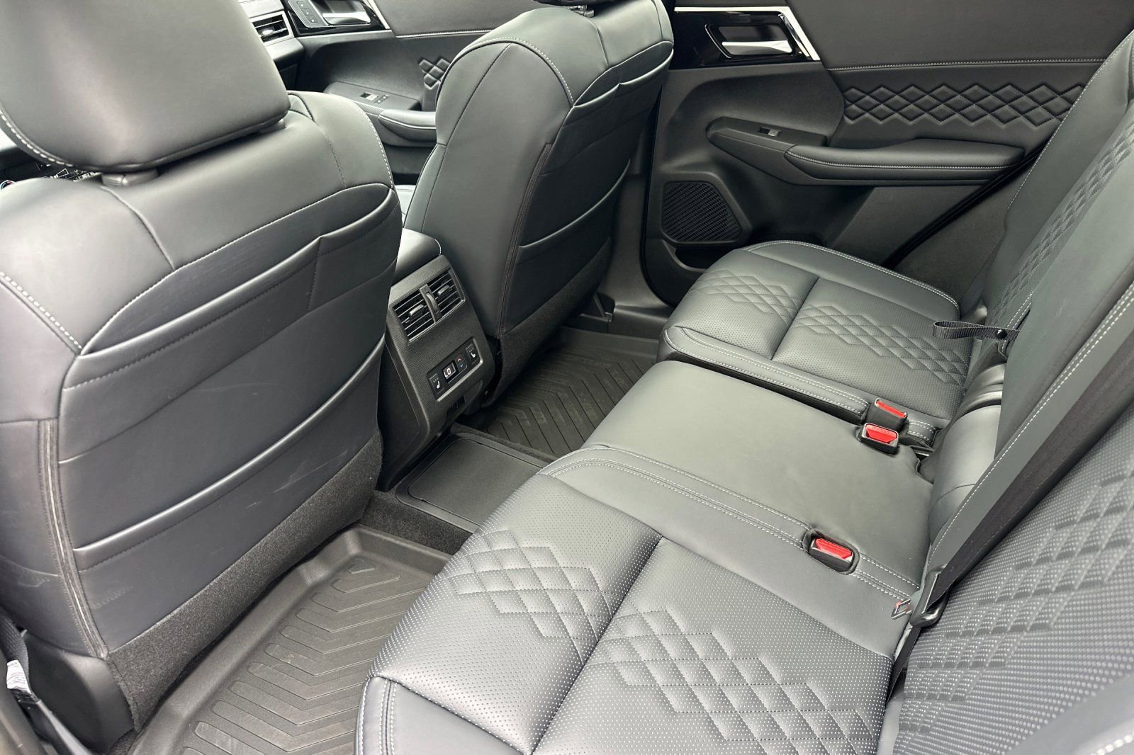 New 2025 Mitsubishi Outlander SEL image 11