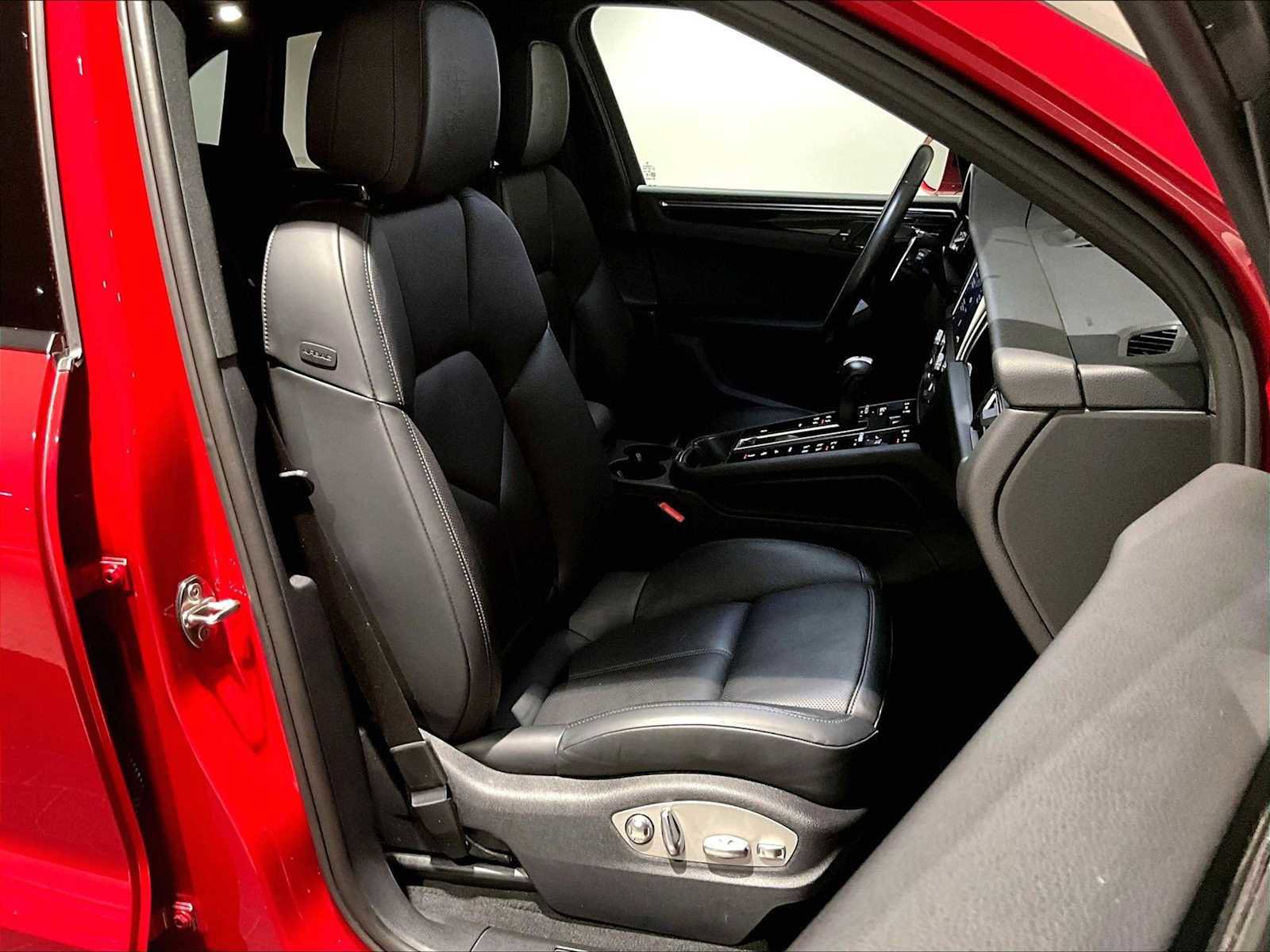 Used 2024 Porsche Macan image 22