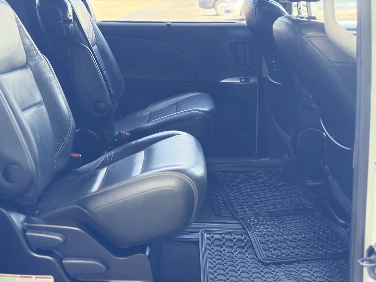 Used 2017 Toyota Sienna SE Premium FWD image 18
