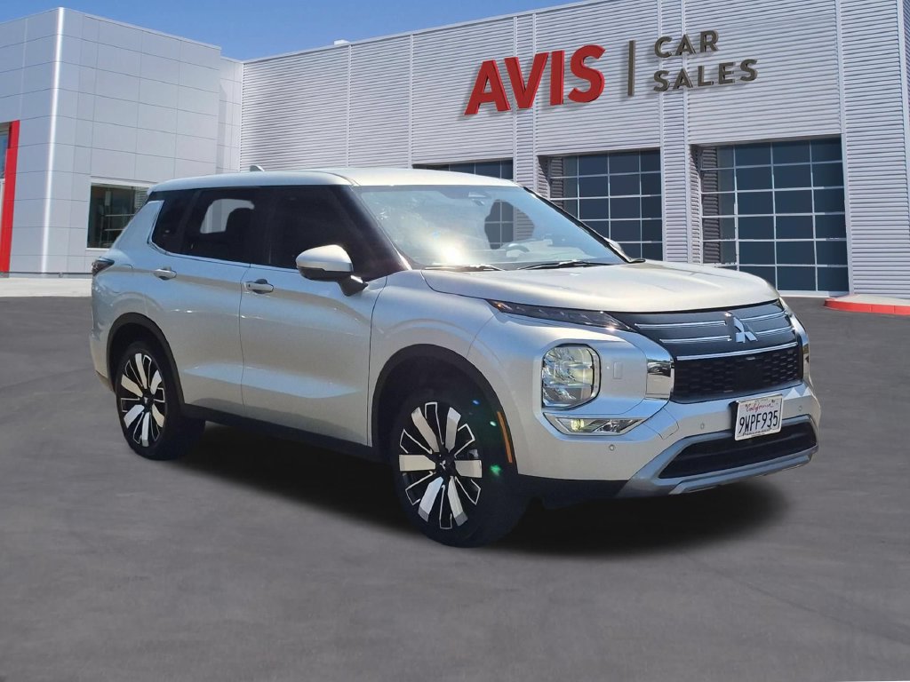 Used 2025 Mitsubishi Outlander SE AWD/4WD image 3
