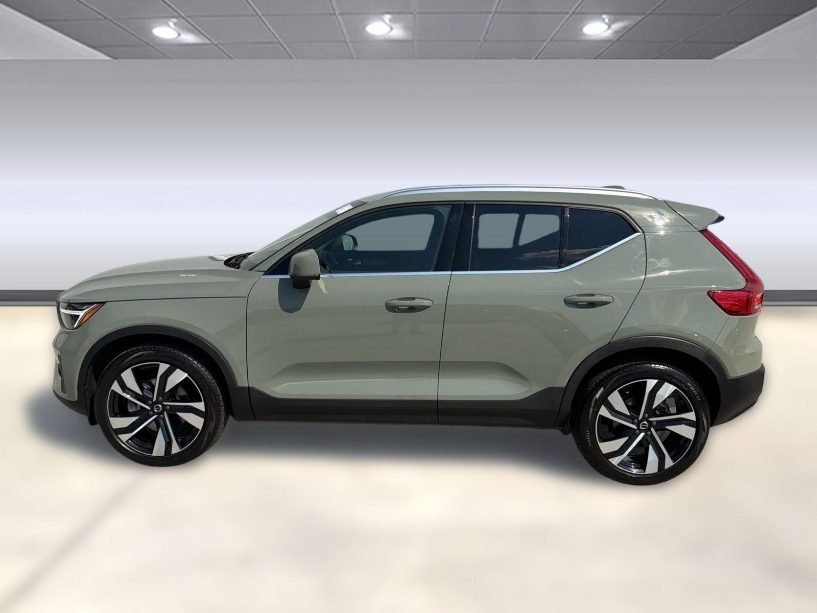 Certified 2023 Volvo XC40 B5 Plus w/ Protection Package Premier AWD/4WD image 2