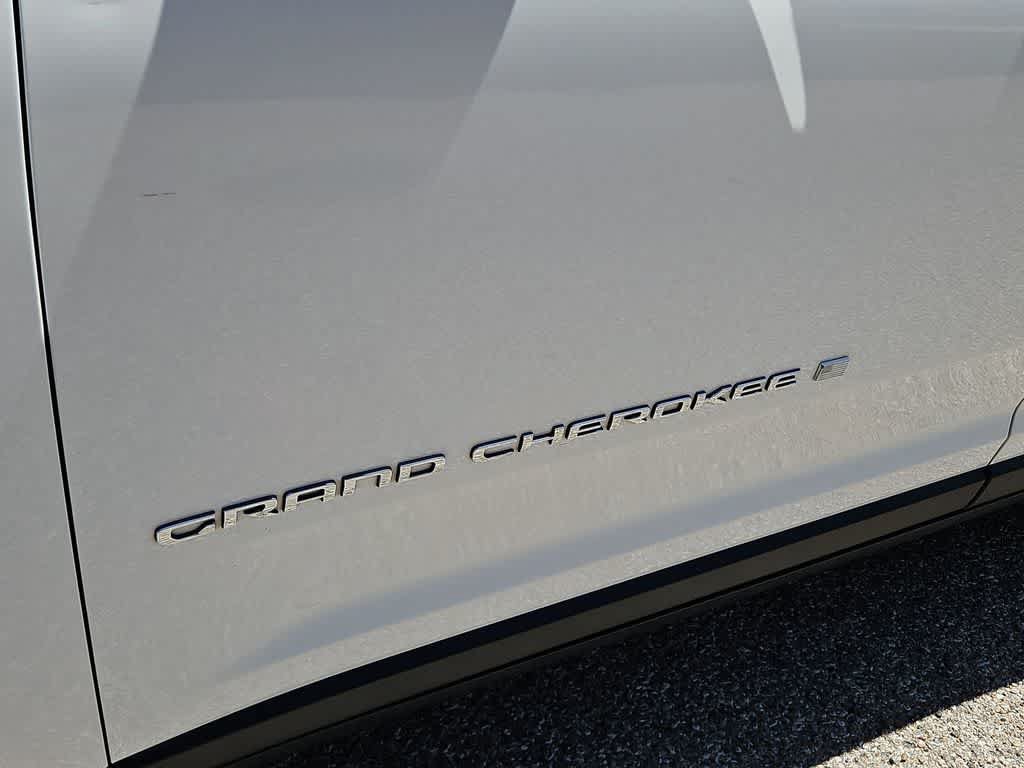 Used 2024 Jeep Grand Cherokee Laredo AWD/4WD image 12