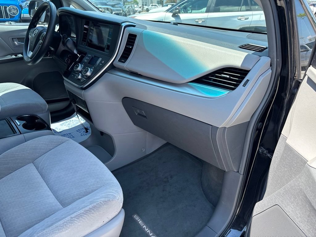 Used 2017 Toyota Sienna LE FWD image 55