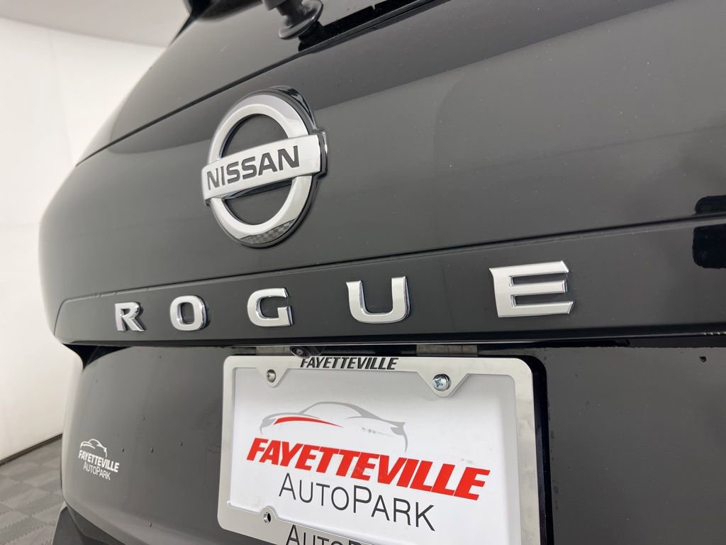 Used 2021 Nissan Rogue SV image 3