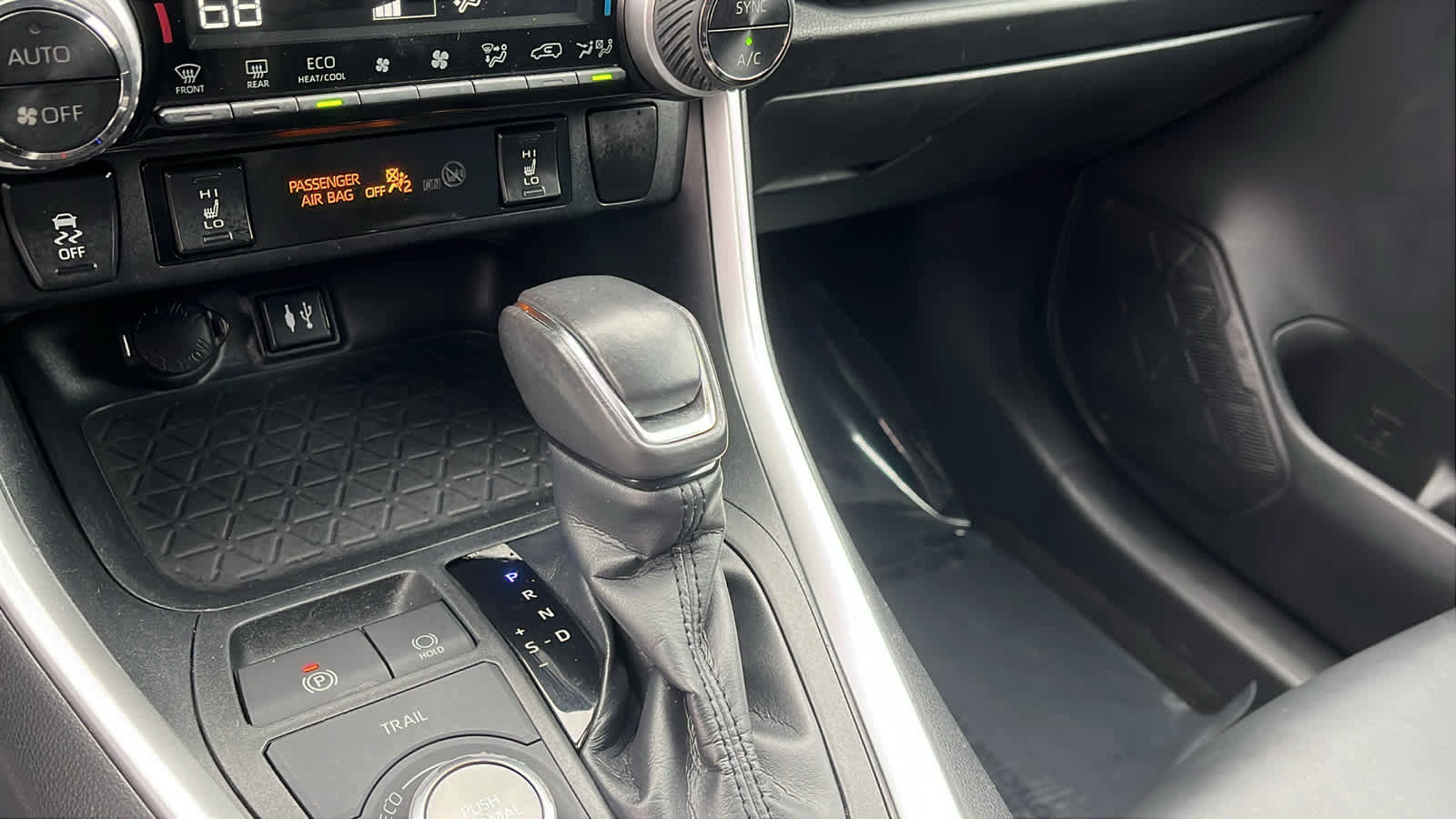 Used 2019 Toyota RAV4 XSE w/ Carpet Mat Package image 16