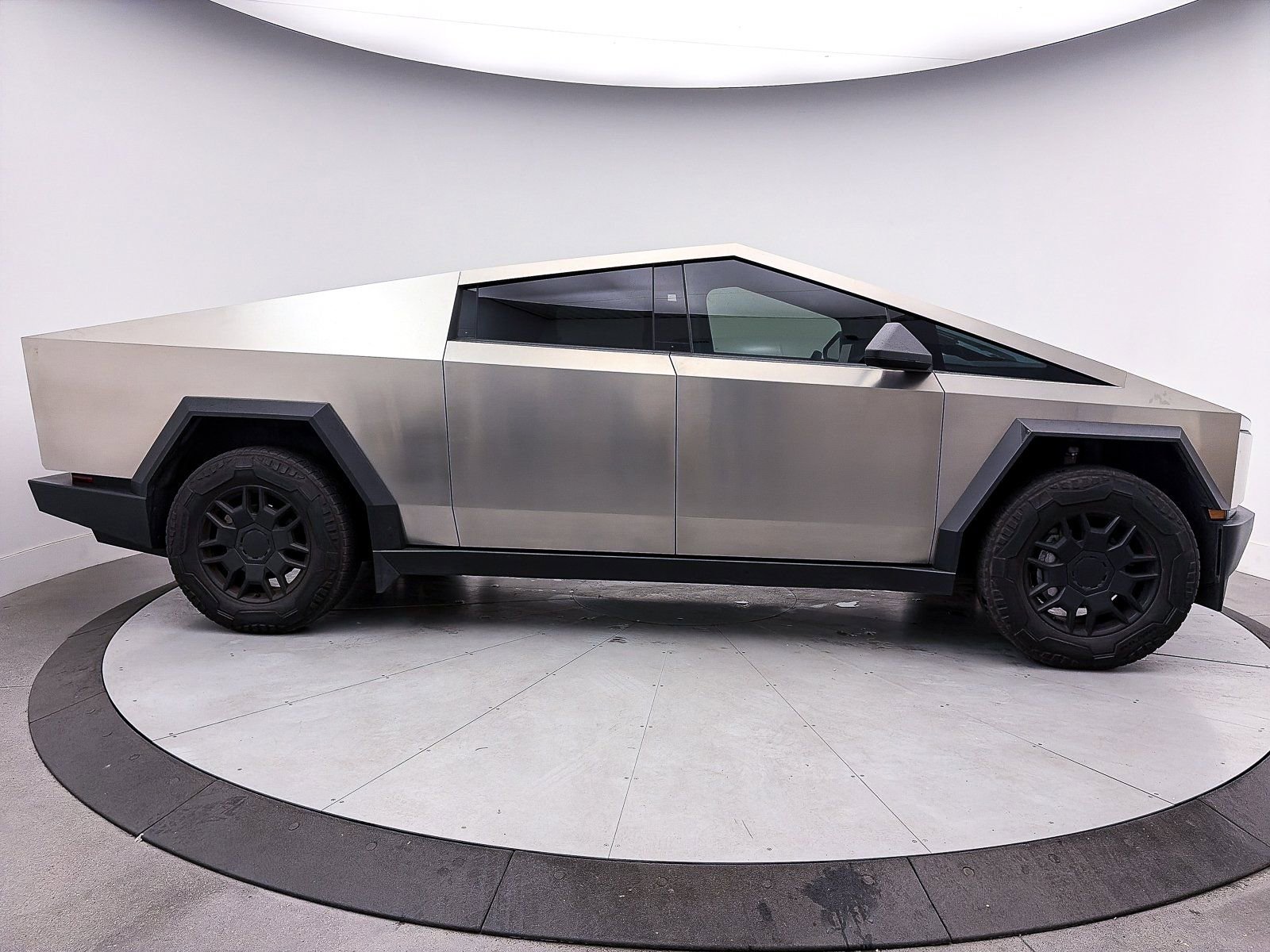 Used 2024 Tesla Cybertruck AWD Crew Cab image 34