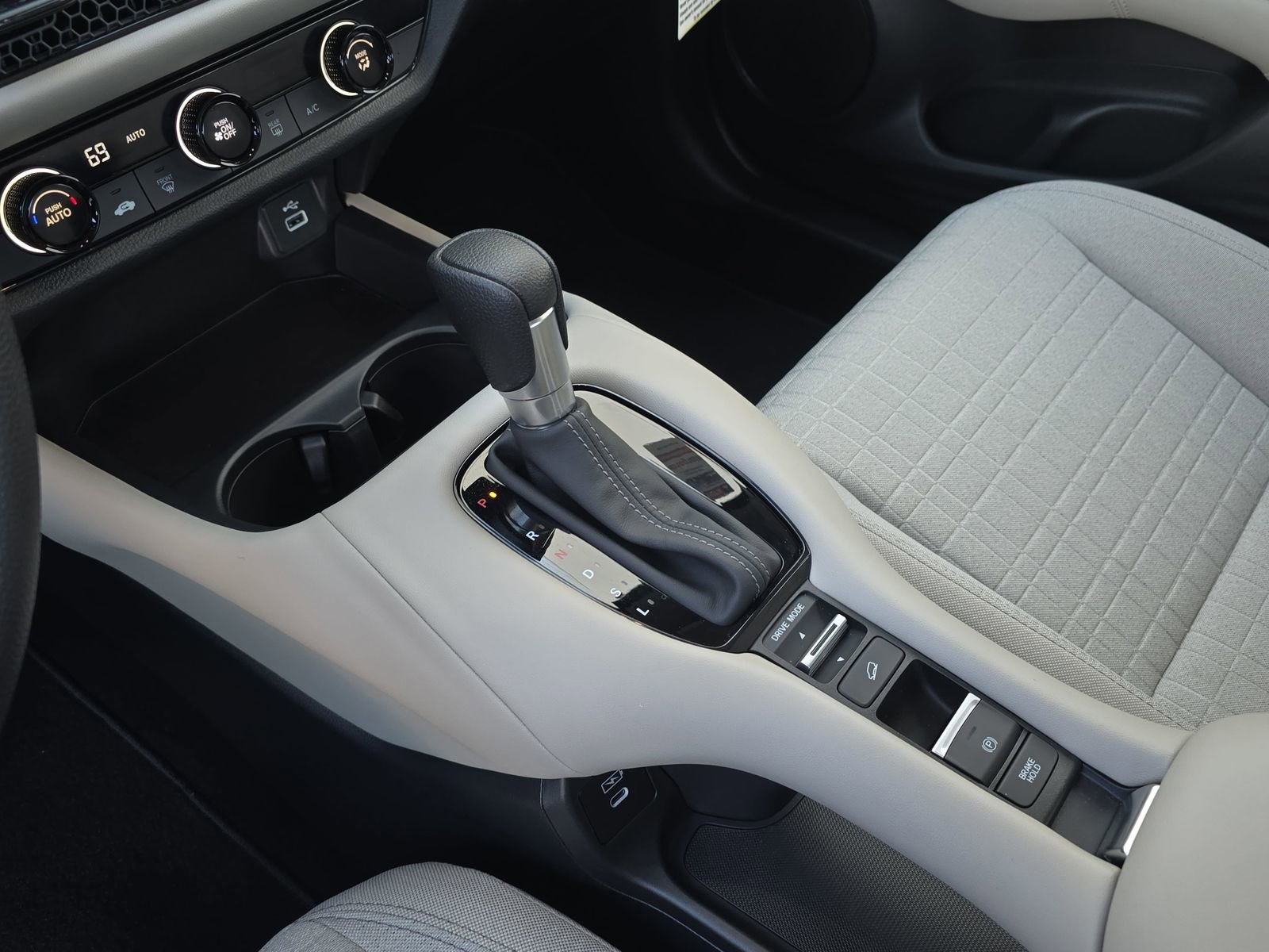 Used 2025 Honda HR-V LX image 24