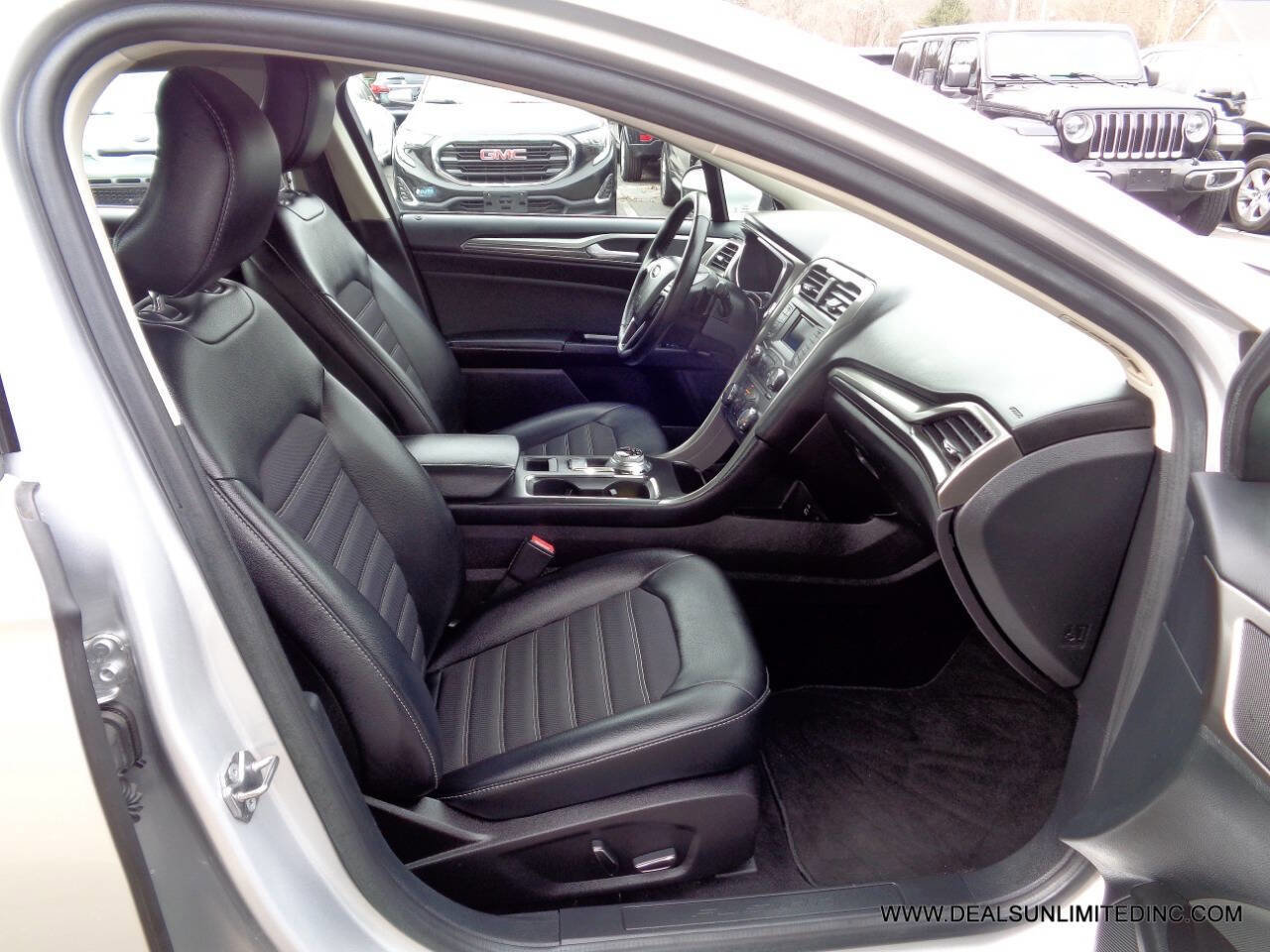 Used 2017 Ford Fusion SE image 17