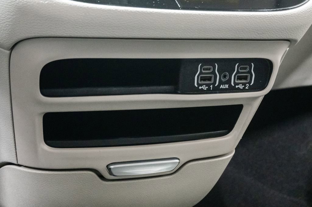 Used 2023 Chrysler Pacifica Touring-L FWD image 20
