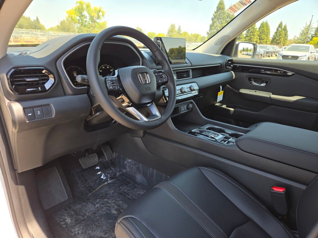 New 2025 Honda Pilot Touring image 12