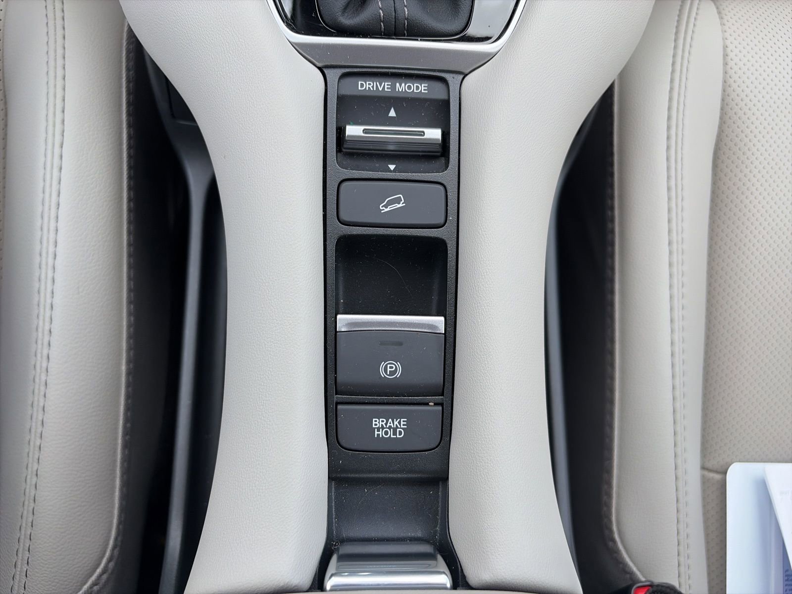 Used 2025 Honda HR-V EX-L image 18