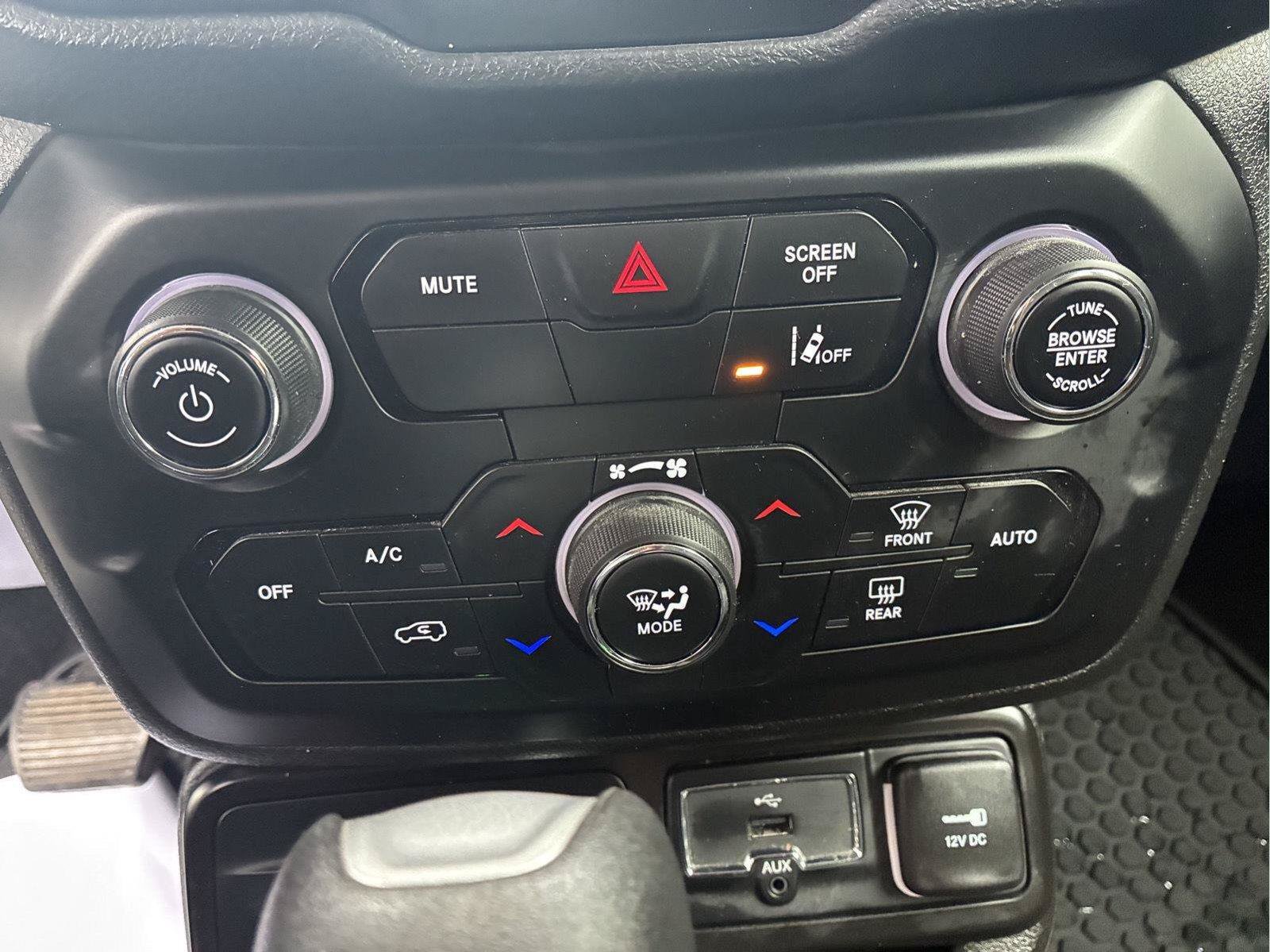 Used 2023 Jeep Renegade Latitude w/ Premium Group AWD/4WD image 23