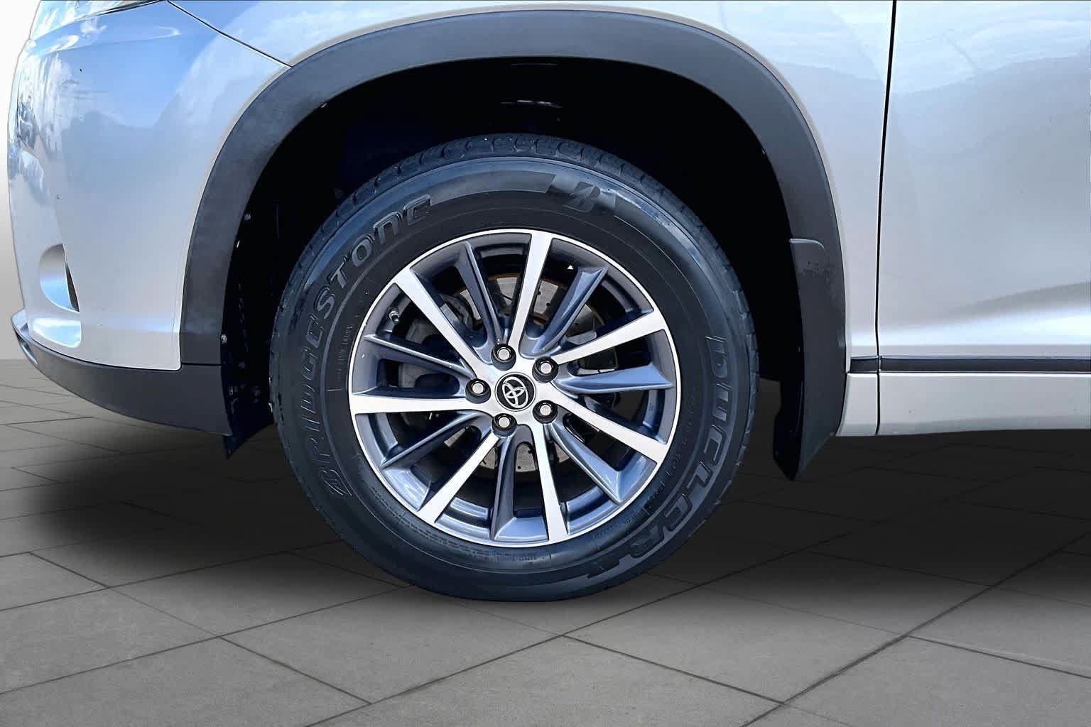 Used 2018 Toyota Highlander XLE FWD image 11