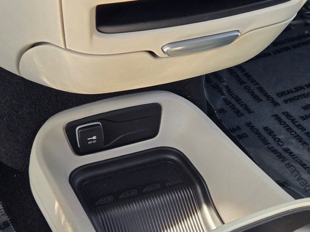 Used 2023 Chrysler Pacifica Touring-L FWD image 32