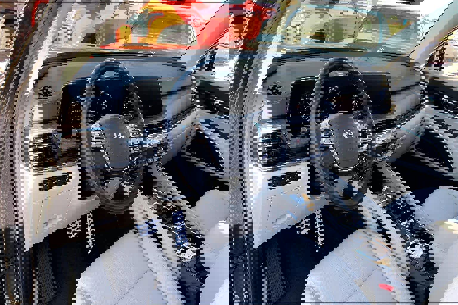 Used 2025 Kia Telluride SX image 18