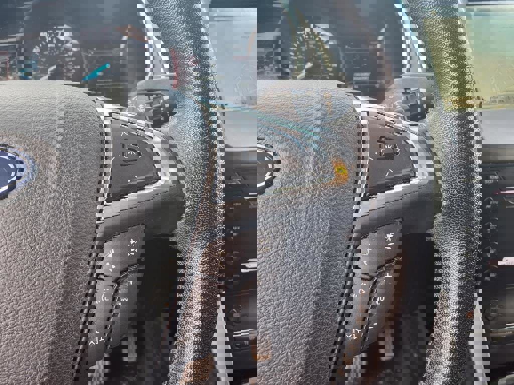 Used 2018 Ford Edge Titanium w/ Ford Safe & Smart Package image 28