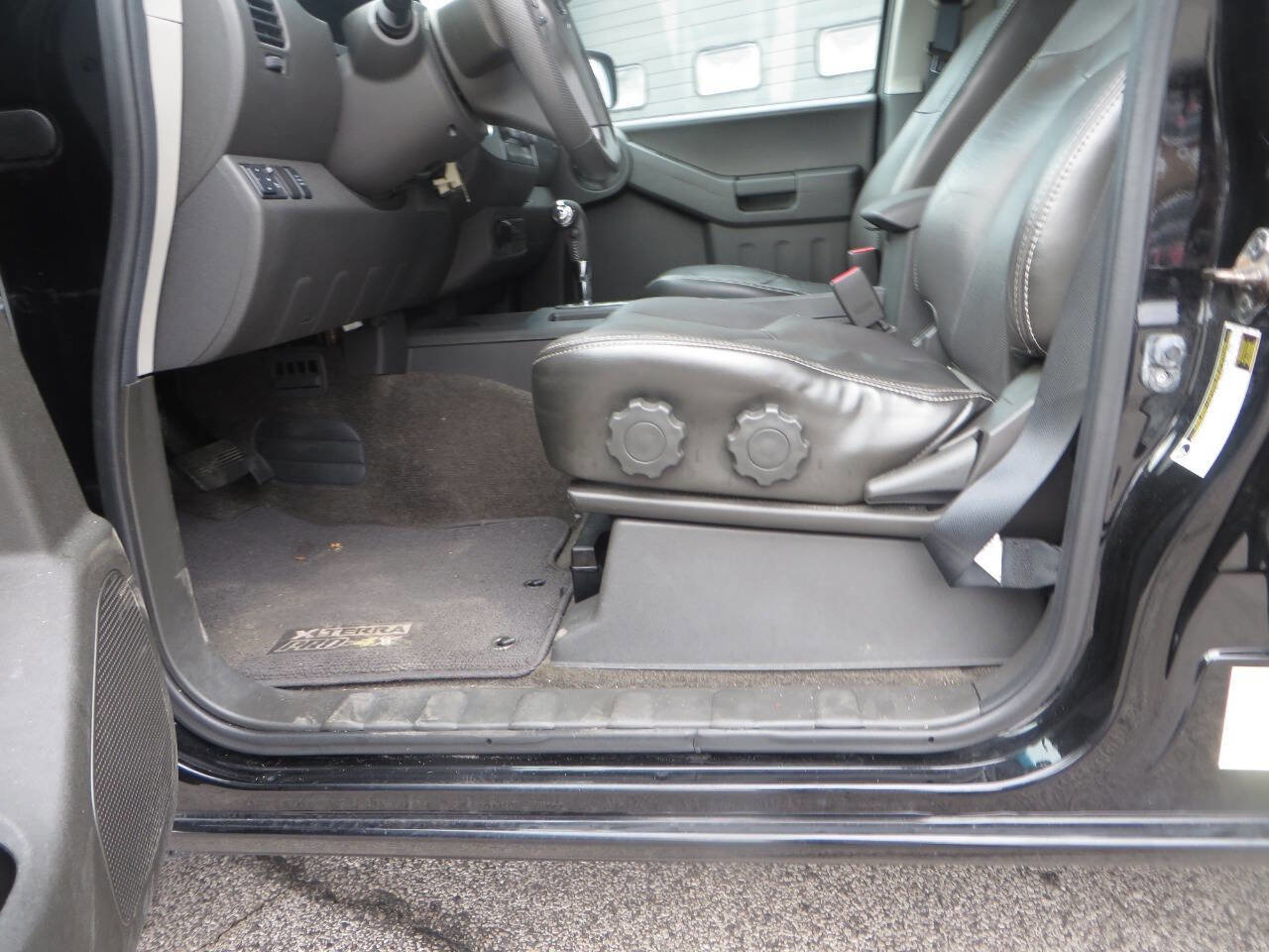 Used 2015 Nissan Xterra PRO-4X w/ Pro-4x Leather Package image 12