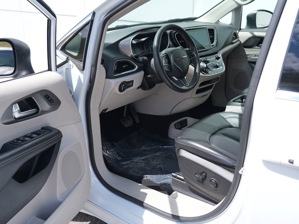 Used 2023 Chrysler Pacifica Touring-L FWD image 13