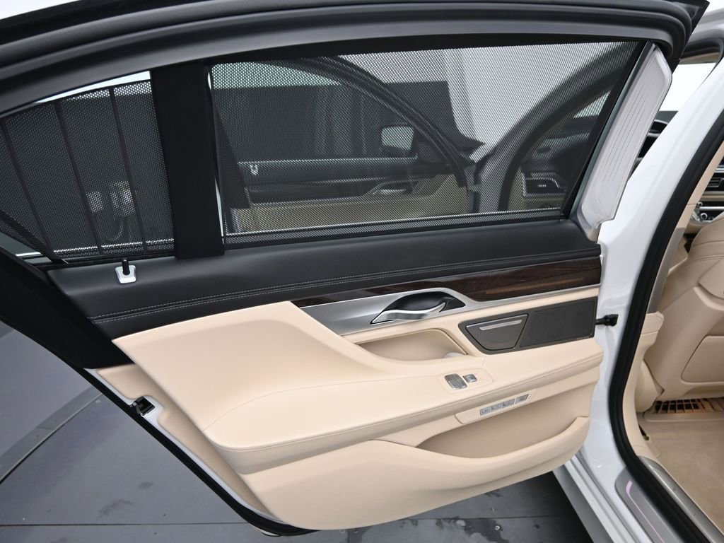 Used 2016 BMW 750i xDrive image 28