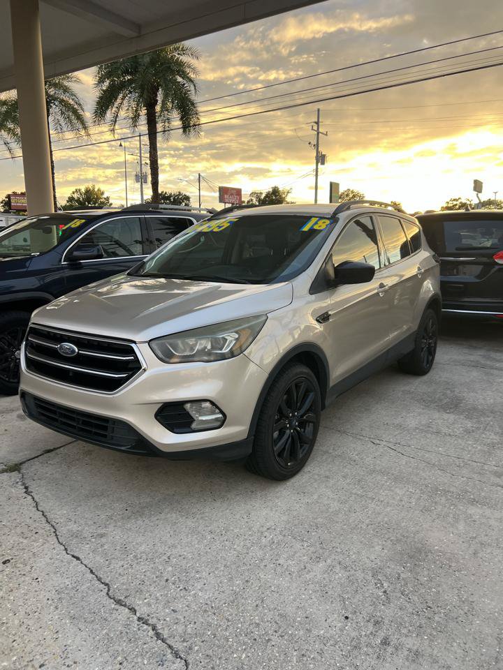 Used 2018 Ford Escape SE w/ SE Sport Appearance Package FWD image 3
