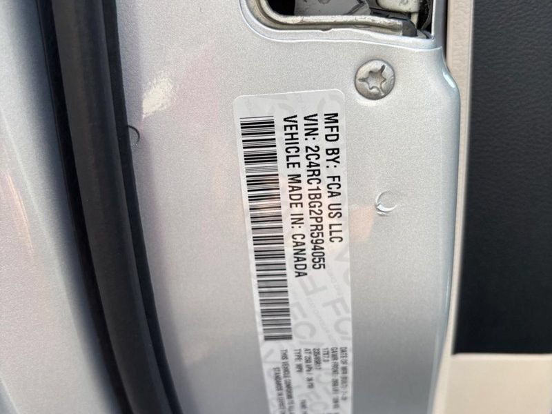 Used 2023 Chrysler Pacifica Touring-L FWD image 22